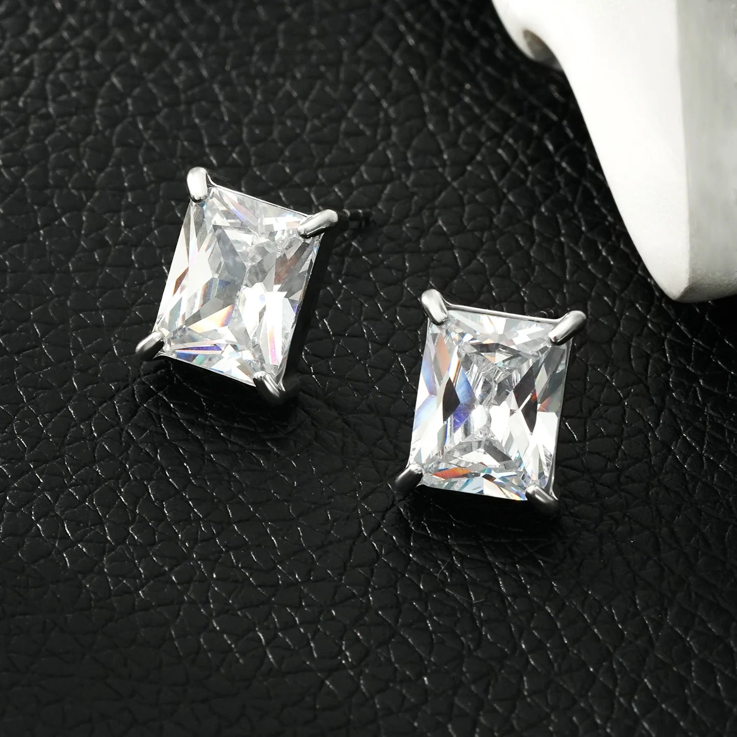 Hackney Attaquas Studs